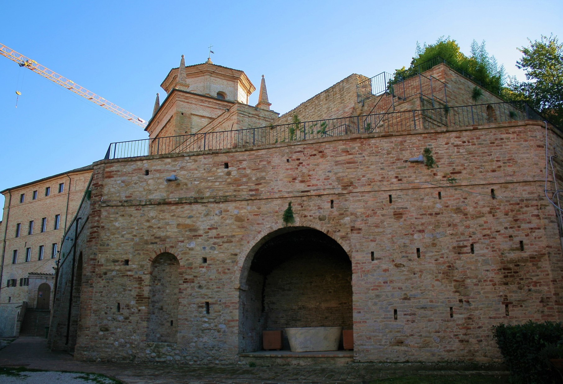 Lavaggio e trattamento pavimenti in cotto presso Palazzo Paradisi Montalto delle Marche (AP)