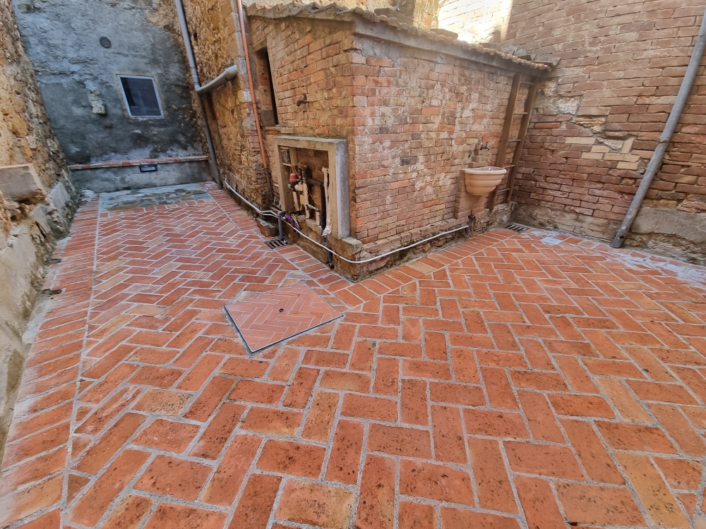 Pulizia pavimenti in cotto in esterno